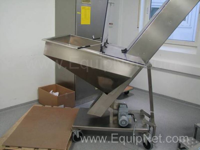 Automatic plastic injector feeding machine