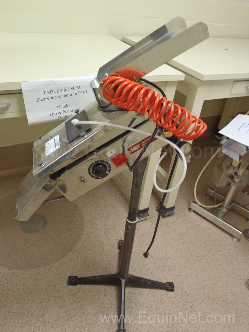 Key International Tray Style Vibratory Tablet Deduster