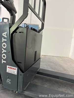Toyota 8HBW23 Pallet Jack