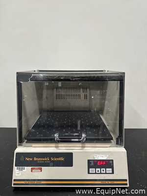 Incubadora New Brunswick Scientific C24. novo