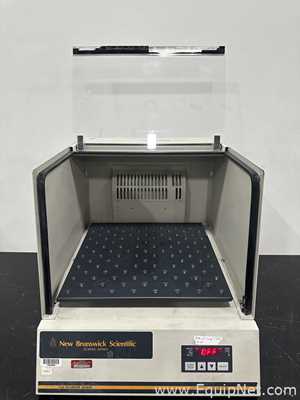 Incubadora New Brunswick Scientific C24. novo