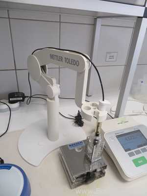 Mettler Toledo SevenCompact pH ION Meter with Electrode Stand