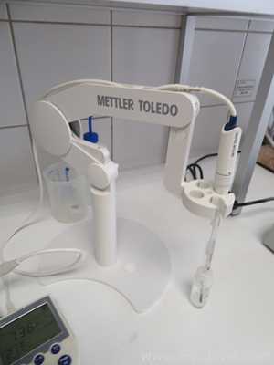 Mettler Toledo SevenGo SG2 pH Meter with Electrode Stand
