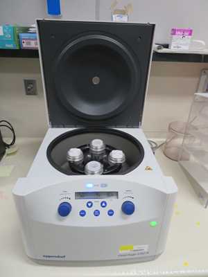 Centrífuga para Laboratórios Eppendorf 5702 R