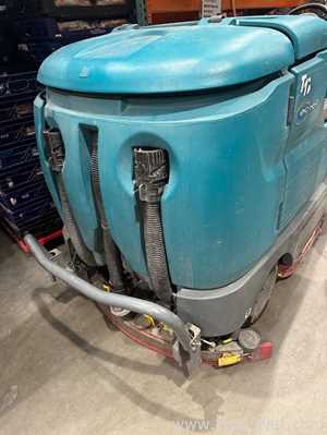 Tennant T17 Battery-Powered Ride-On Floor Scrubber