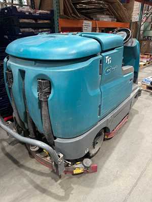 Tennant T17 Battery-Powered Ride-On Floor Scrubber