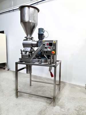 Comminuting hammer mill