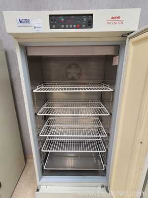 Sanyo MIR-253 Incubator