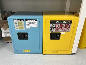 Lote de 2 Gabinetes de Almacenamiento de Inflamables JustRite Requisitos de aire 15 L.  15 Litros