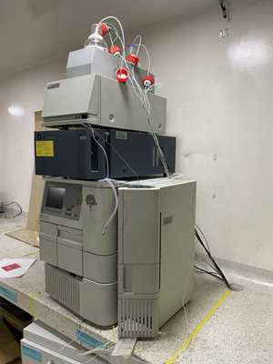 Módulo de separación Waters Alliance e2695 con detector RI 2414 y detector matriz fotodiodos 2998