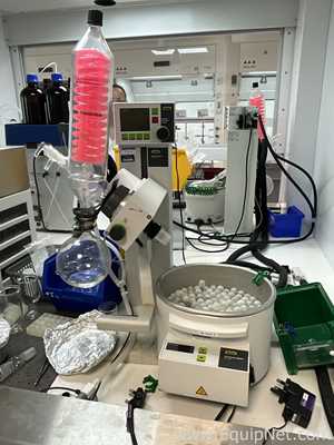 Buchi R-100 Rotary Evaporator with B-100 Heating Bath and V-300 Vacuum Pump