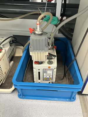 Buchi R-100 Rotary Evaporator with B-100 Heating Bath and V-300 Vacuum Pump