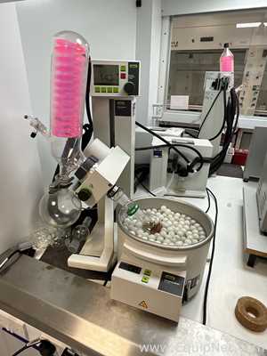 Buchi R-100 Rotary Evaporator with B-100 Heating Bath and V-300 Vacuum Pump