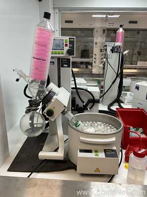 Buchi R-100 Rotary Evaporator with B-100 Heating Bath and V-300 Vacuum Pump