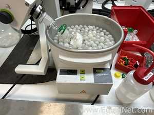 Buchi R-100 Rotary Evaporator with B-100 Heating Bath and V-300 Vacuum Pump