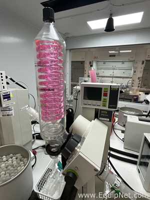 Buchi R-100 Rotary Evaporator with B-100 Heating Bath and V-300 Vacuum Pump