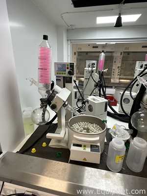 Buchi R-100 Rotary Evaporator with B-100 Heating Bath and V-700 Vacuum Pump