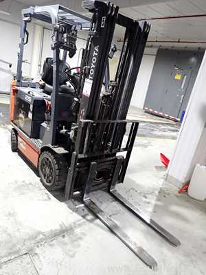 Toyota 8FBCHU25 Electric Forklift