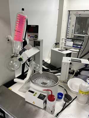Buchi R-100 Rotary Evaporator with B-100 Heating Bath and V-300 Vacuum Pump