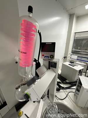 Buchi R-100 Rotary Evaporator with B-100 Heating Bath and V-300 Vacuum Pump