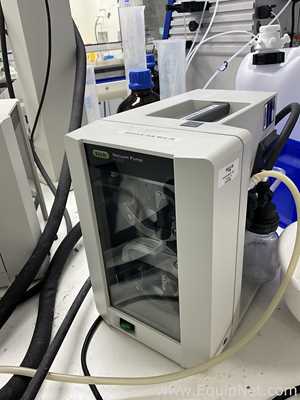 Buchi R-100 Rotary Evaporator with B-100 Heating Bath and V-300 Vacuum Pump