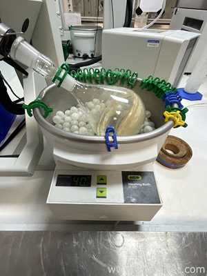 Buchi R-100 Rotary Evaporator with B-100 Heating Bath and V-300 Vacuum Pump