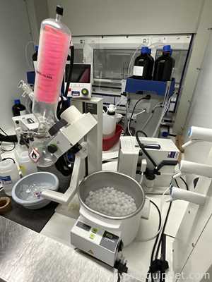 Buchi R-100 Rotary Evaporator with B-100 Heating Bath and V-300 Vacuum Pump