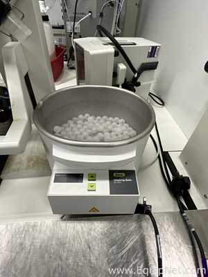 Buchi R-100 Rotary Evaporator with B-100 Heating Bath and V-300 Vacuum Pump