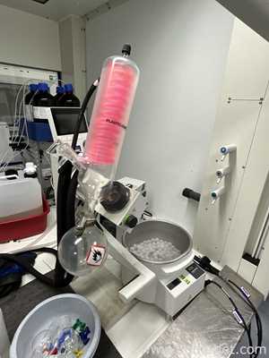 Buchi R-100 Rotary Evaporator with B-100 Heating Bath and V-300 Vacuum Pump