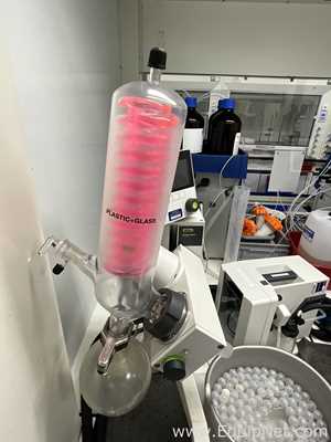 Buchi R-100 Rotary Evaporator with B-100 Heating Bath and V-300 Vacuum Pump