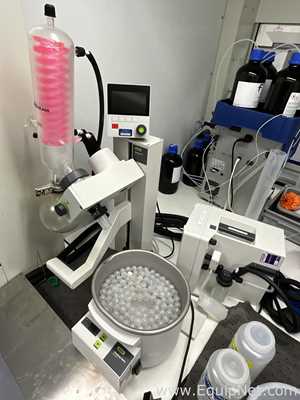 Buchi R-100 Rotary Evaporator with B-100 Heating Bath and V-300 Vacuum Pump