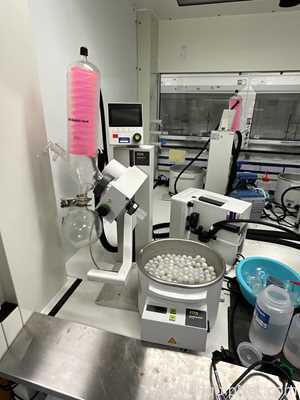 Buchi R-100 Rotary Evaporator with B-100 Heating Bath and V-300 Vacuum Pump