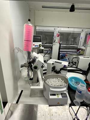 Buchi R-100 Rotary Evaporator with B-100 Heating Bath and V-300 Vacuum Pump