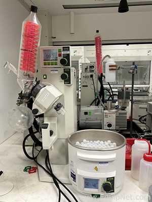 Buchi Labortechnik AG R-210 Evaporator With B-491 Heating Bath V-700 Vacuum Pump and V-850 Interface