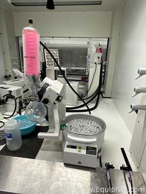 Buchi R-100 Rotary Evaporator with B-100 Heating Bath and Vacuubrand CVC 3000 Vacuum Pump