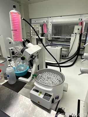 Buchi R-100 Rotary Evaporator with B-100 Heating Bath and Vacuubrand CVC 3000 Vacuum Pump