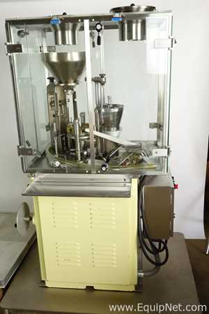 Máquina de Encapsulamento e Envase de Cápsulas Zanasi s.p.a. LZ64