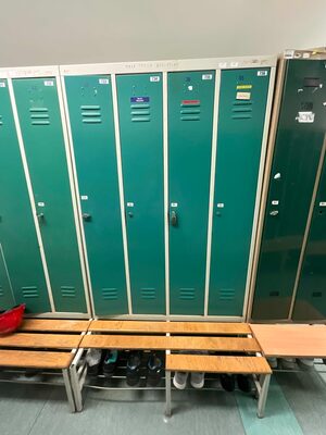 Los aus 2 Lagerschrank  