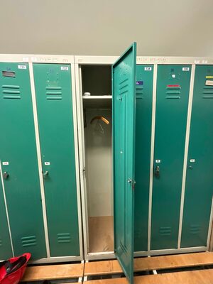 Los aus 2 Lagerschrank  