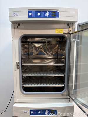 VWR 3074 Double Stacked 6.5 cubic foot Water-Jacketed CO2 Laboratory Incubators