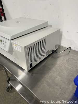 Eppendorf Centrifuge 5810 R Laboratory Centrifuge with Accessories