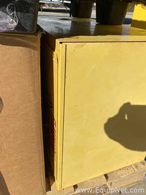 Línea de Gabinete de Almacenamiento de Inflamables Uline Requisitos de aire 12 GALS
