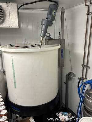 Fusion Fluid Equipment LLC 1000 L Tank with Gear Drive Mixer and Adjustable Stand