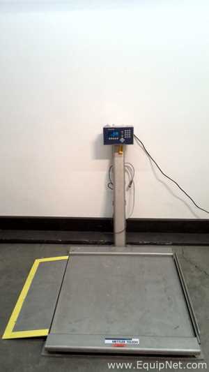 Mettler Toledo IND 560 Weighing Terminal with Mettler Toledo Deckmate Floor Scale Platform