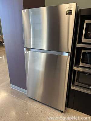 Samsung RT21M6213SR Top-Freezer Refrigerator