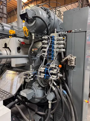 Engel t-win 8500 Injection Molder