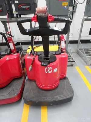 Transpaleta Electrico marca Raymond modelo 8400