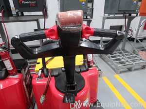 Transpaleta Electrico marca Raymond modelo 8400