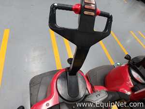 Transpaleta Electrico marca Raymond modelo 8400