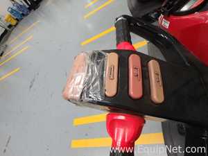 Transpaleta Electrico marca Raymond modelo 8400